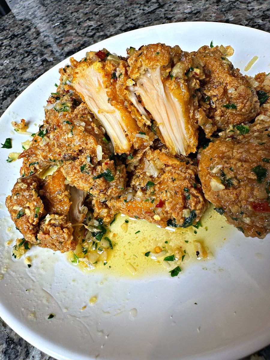KimmysKreations's tweet photo. Yall said VEGAN…not Vegan AND HEALTHY! Lmao 😂 so here are my VEGAN Garlic “Parmesan” chik’n bites! I used Lion’s Mane Mushrooms! https://t.co/rEHjejY3TH