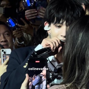jayfshboy's tweet photo. AÚN NO SUPERO A HEESEUNG CANTÁNDOLE POLAROID LOVE A UNA ENGENE DEL PÚBLICO. EL MAN SEGUIRÁ BUSCANDO A SOOHA, PERO LO QUE ÉL NO SABE ES QUE SOOHA ES LATINOAMERICANA, BUSCA EN LOS PAÍSES INCORRECTOS. https://t.co/Sr58BoI29f