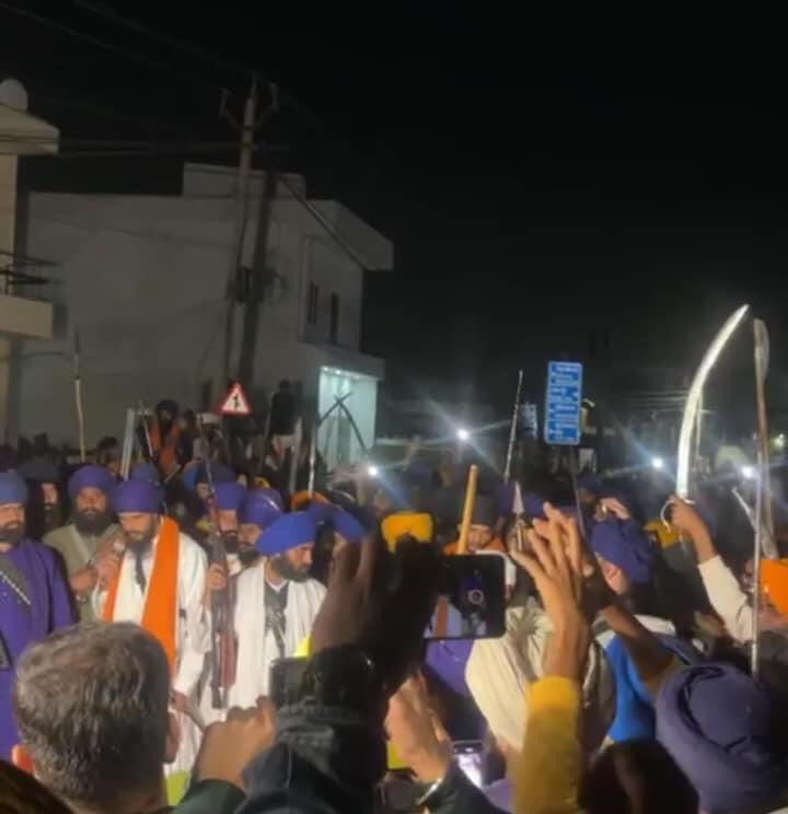 Harwind41696415's tweet photo. ਜਲੰਧਰ ਲਤੀਫ਼ਪੁਰਾ ਵਿੱਚ ਘਰ ਟੁੱਟਣ ਤੋਂ ਬਾਅਦ ਸੜਕਾਂ ਤੇ ਸੋਂ ਰਹੇ ਪਰਿਵਾਰਾਂ ਨੂੰ ਮਿਲਣ ਪਹੁੰਚੇ ਭਾਈ ਅੰਮ੍ਰਿਤਪਾਲ ਸਿੰਘ, ਪਰਿਵਾਰਾਂ ਲਈ ਕੀਤੀ ਅਰਦਾਸ #khalsavaheer https://t.co/XP20vZmbDf