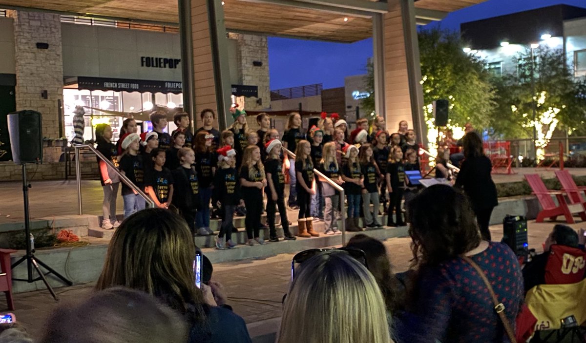 Sailor Show Choir got everyone in the holiday spirit tonight! <a href="/SHEsailors/">Serene Hills Elem.⚓️</a>