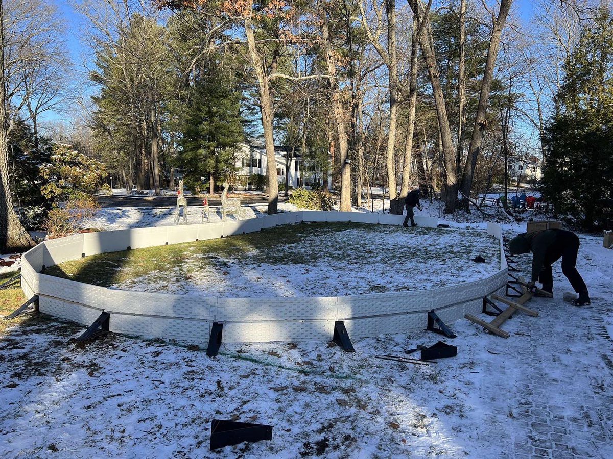 FamilyFunMA's tweet image. Winter season calls for ice rink installations! 🏒