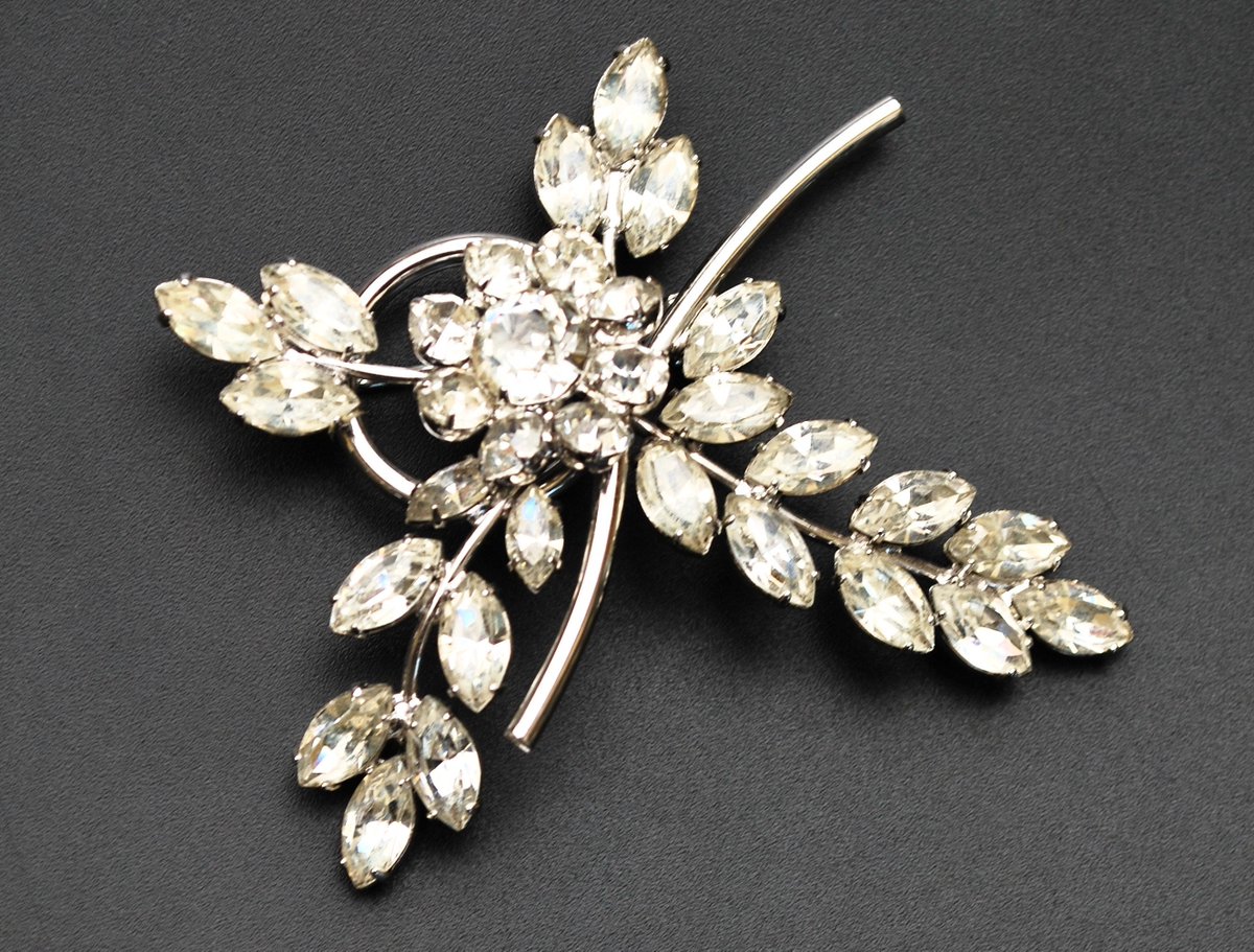 serendipitytrea's tweet image. Napier Rhinestone Brooch clear crystal silver tone metal flower floral spray pin #NapierBrooch #NapierPin 
$25.0
➤ etsy.com/listing/945249…