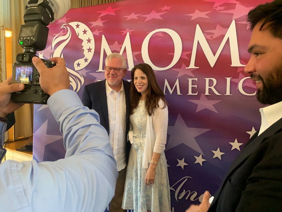 drsimonegold's tweet photo. It was an honor to receive the “Mothers of Influence” award from Moms for America at Mar-a-Lago alongside Kari Lake, Glenn Beck, and others as we press forward to #DrainTheScienceSwamp https://t.co/qquGE5dRn3