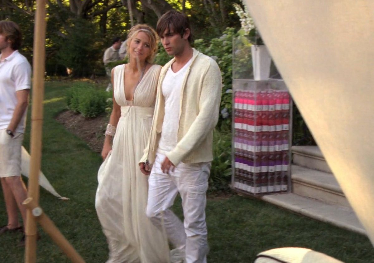 mikesmicYT's tweet photo. need to go to the Vitamin Water White Party with Tinsley Mortimer ASAP https://t.co/W5iY4iIF8q