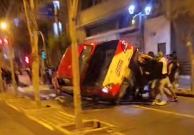 Cercado de Lima: Manifestantes atacan móvil de Exitosa y agreden a conductor