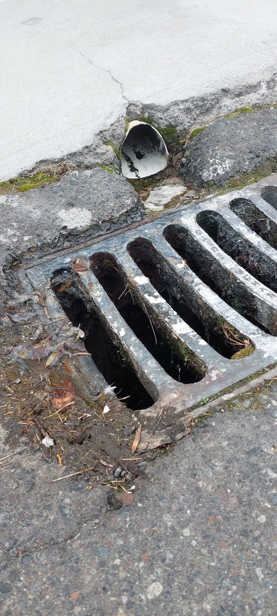 lularosero's tweet photo. @aguadequito por favor necesito que atiendan esta perdida de agua potable. Lleva así más de un mes. Es un desperdicio enorme de agua. Se va a la alcantarilla. https://t.co/O33EbQfJCv