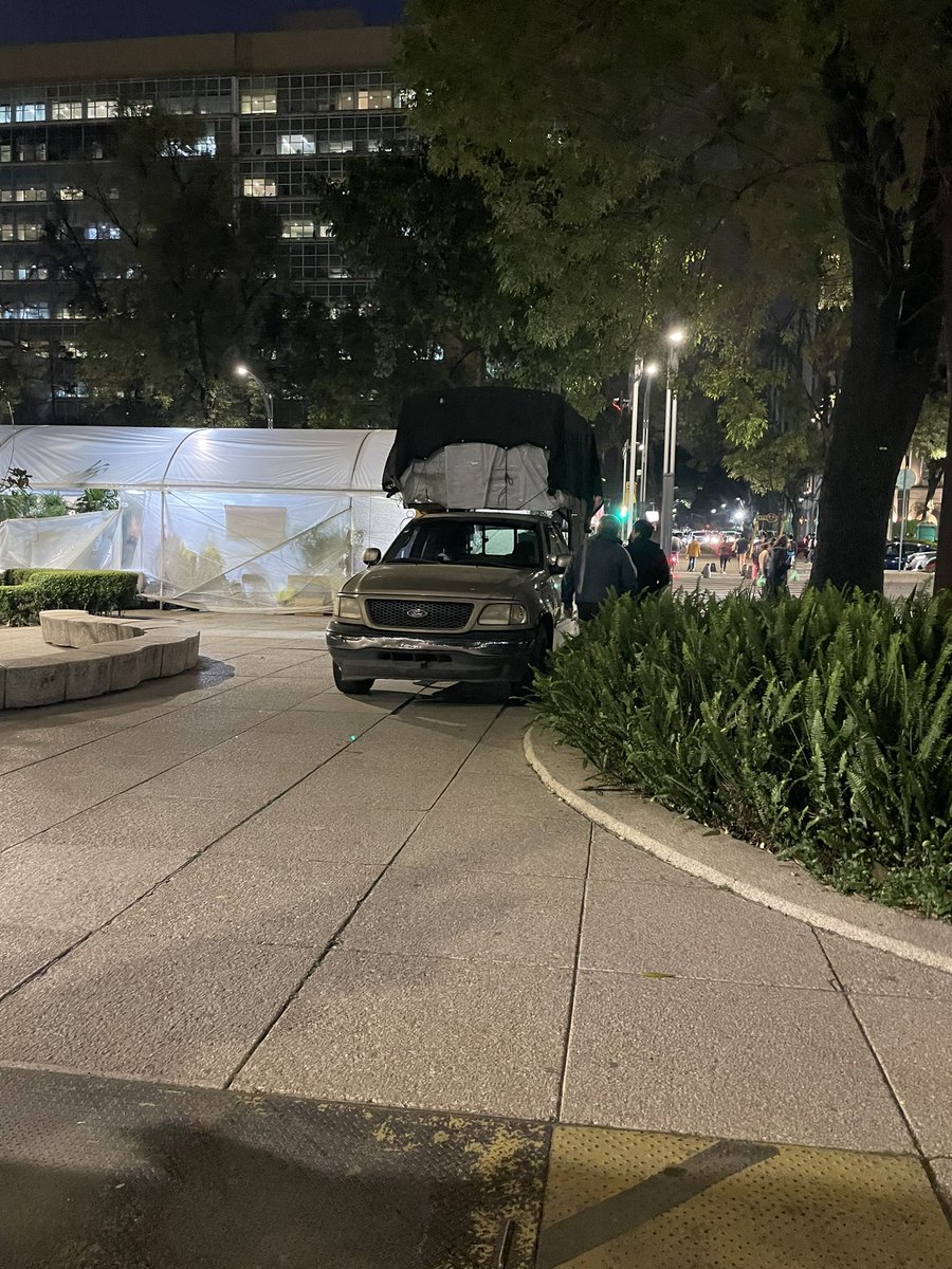 wendyspinoza's tweet photo. El camellón de Reforme se convirtió en estacionamiento, frente a Torre Mayor esquina Río Elba en colonia Cuauhtémoc, ayuda @UCS_GCDMX @Claudiashein https://t.co/dKj3OnrMek