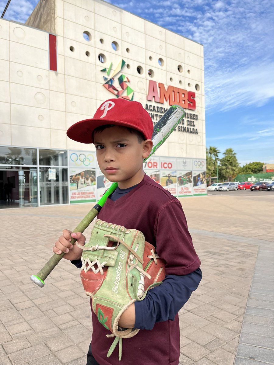 soymiguelgil's tweet photo. Un guante de béisbol, una pelota y un bat para transformar el futuro de un niño.
#SebastianGil
#Baseball @MLB https://t.co/gfIIjzRDFp