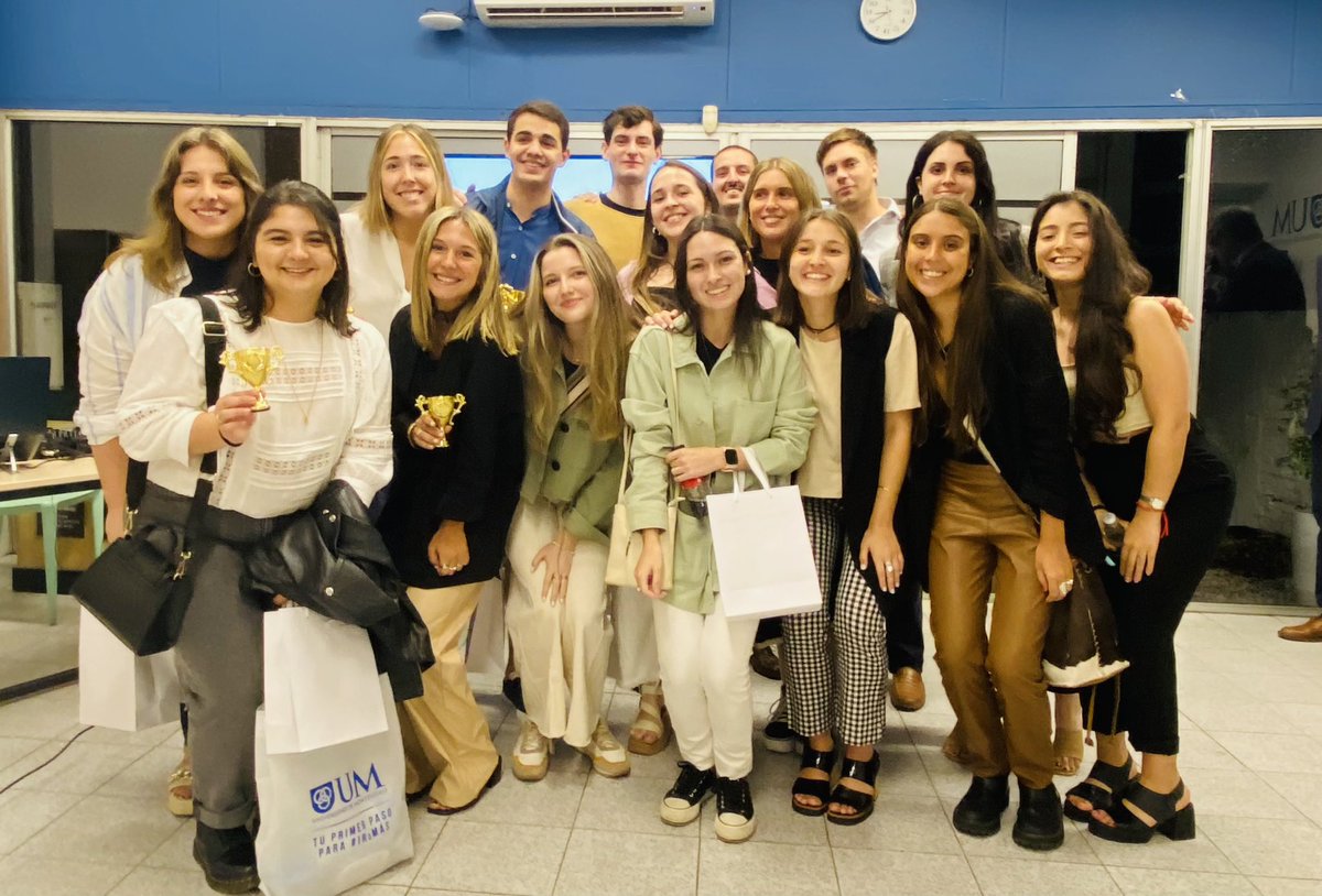 UMderecho's tweet photo. Despedida de nuestros alumnos de 5° año. ¡Felicitaciones a todos por esta etapa cumplida! https://t.co/sCufMtu9ZE