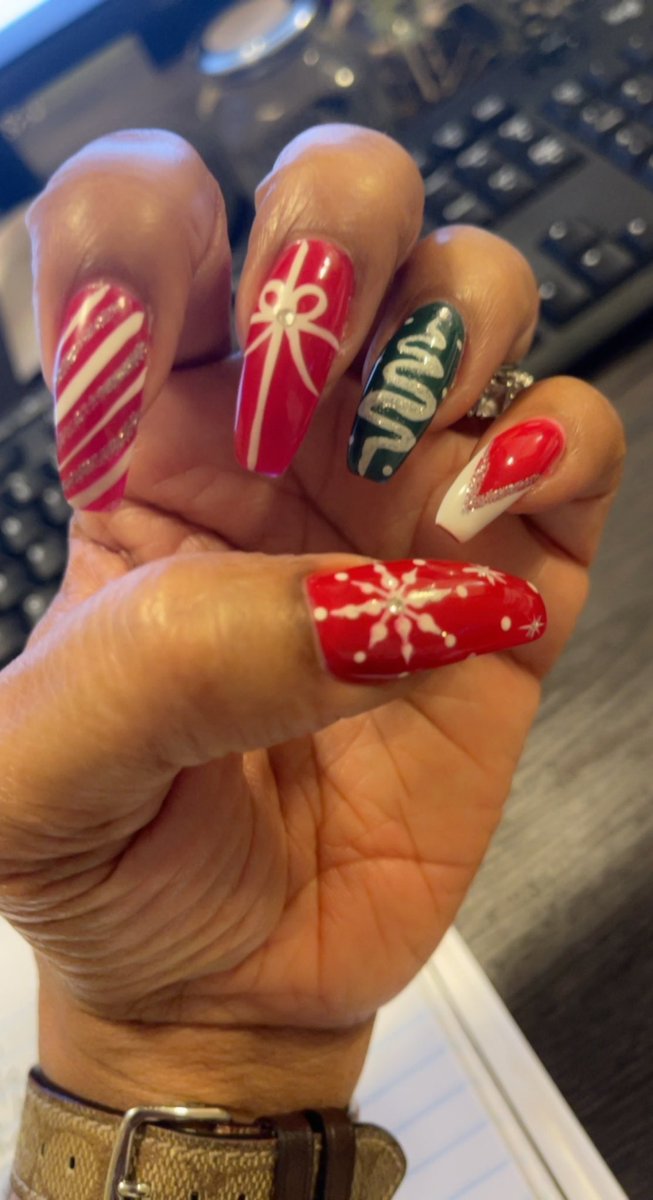 It’s beginning to look a lot like Christmas!!! 🎄#holidayseason #festivenails