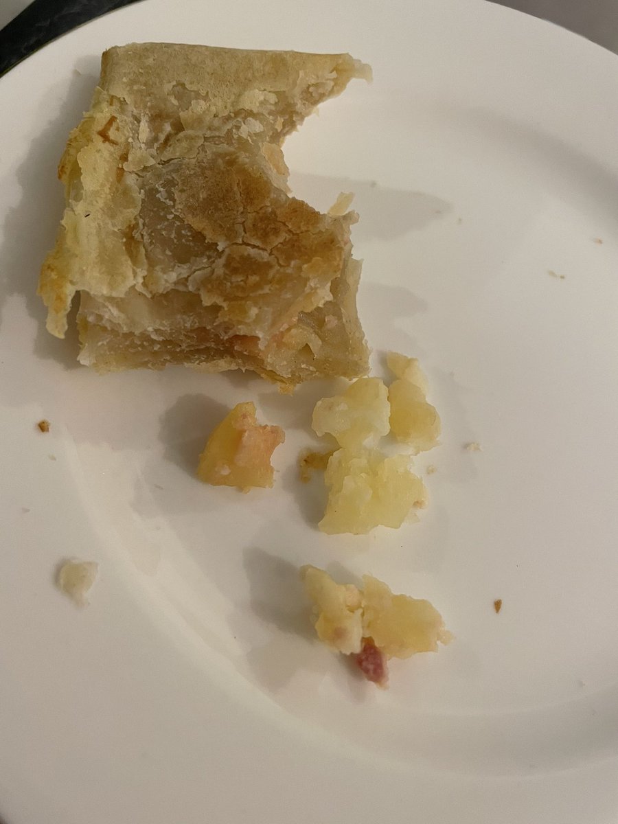 NicooleeB's tweet photo. El lider vendiendo empanadas de hoja jamón queso con papas crudas dentro…WTF? @LIDERcl https://t.co/EfBqPOfVHm