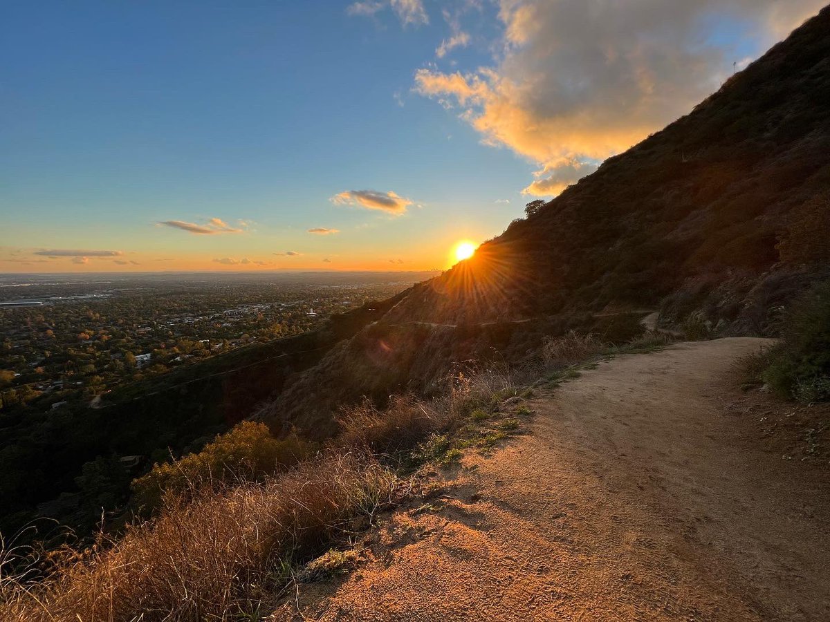 BernieC7's tweet photo. Nice afternoon on the trail chasing the sunset. #mtwilsontrail https://t.co/3MXbZ3aCTp
