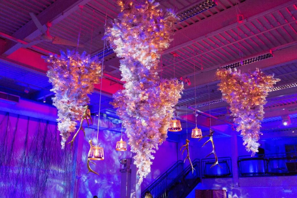 GraciousEvents's tweet image. It was definitely a conversation piece!! ⁠
#holidaypartytime #christmasparty #christmastreedesign⁠
⁠
Photography | @robert_castagna ⁠
venue | @afh_epicenter ⁠
floral design | @flouer_specialtyevents ⁠
lighting | @sbllighting⁠
⁠catering | @gourmet… instagr.am/p/CmFzQ4kMZqJ/