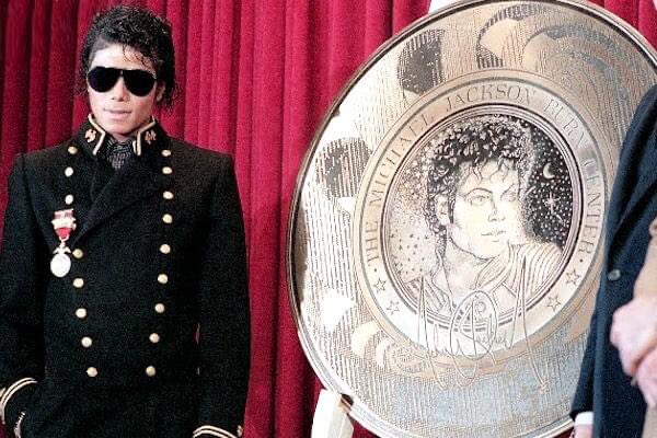 HumanitarianMJ's tweet photo. #OnThisDay in #HumanitarianMJ #HIStory: Dec 13, 1984. #MichaelJackson attended a Thank You ceremony at Brotman Memorial Hospital, where he had been treated for burns. He donated $1.5 million to the Burn Centre for Children &amp; toured the hospital, meeting patients &amp; lifting spirits https://t.co/sRSrIx5j8H