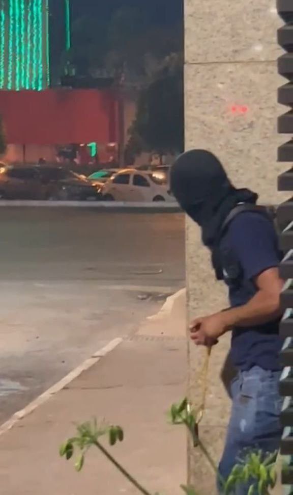 areamilitarof's tweet photo. URGENTE BRASÍLIA!! Tudo foi premeditado, foram movimentos de guerrilha utilizados pelo MST, Black Blocs, Bolivarianistas e Castristas. Mulheres e homens jovens atuaram neste caos civil, há provas cabíveis que denota ações premeditadas e da extrema-esquerda. https://t.co/kbE1cOi7Bk
