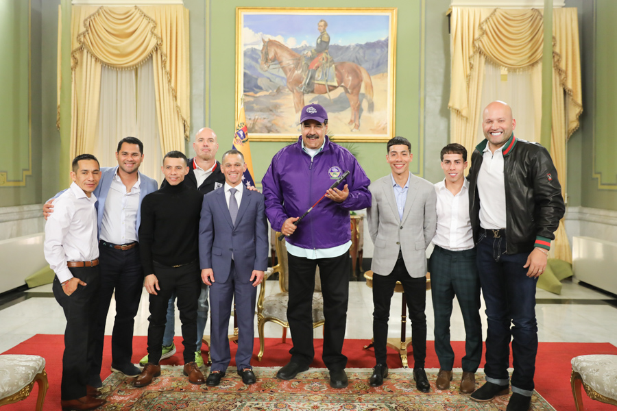 PresidencialVen's tweet photo. #Noticia 📰 | Presidente Maduro recibe a los ganadores del Clásico Internacional del Caribe https://t.co/VPJ6AoSDCp https://t.co/olo1eZi7VC