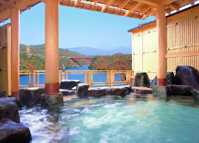 ogc_momo's tweet photo. 一泊二食付きで大浴場と露天風呂があるリーズナブルなお宿♨
部屋や大浴場からの恵那峡の眺めは最高🤤
夕焼けを浴びながら悠久に浸りたいよね～！

《恵那峡グランドホテル》
https://t.co/9UOEetdE8h

★シオリちゃんの写真は別場所の撮影した時のだよ～！

#温泉
#onsen
#岐阜
#恵那 https://t.co/wRs0uQvqFg