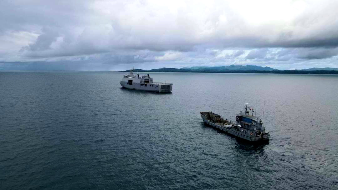 Philippine_Navy's tweet photo. LOOK | PH #Navy landing dock BRP Tarlac successfully executes Stern Gate Marriage w/ an #Ivatan-class heavy landing craft BRP Batak (LC299)
📝/📸: BRP Tarlac (LD601)
#ProtectingtheSeasSecuringOurFuture
#ModernandMultiCapablePHNavy
#AFPyoucanTRUST https://t.co/0oHJuSRCos