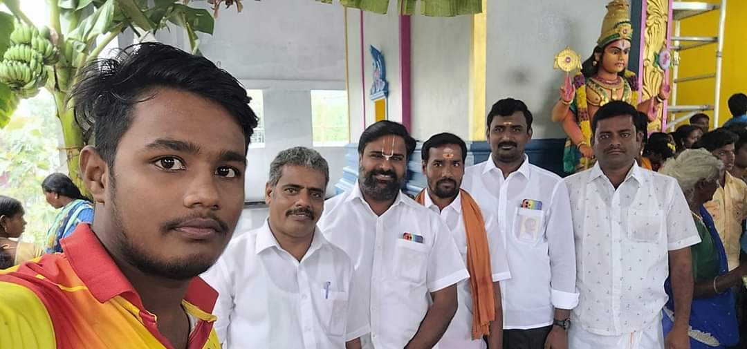 PattaliThozhan's tweet photo. நேற்று:
அண்ணன் விழுப்புரம் வடக்கு மாவட்ட துணை செயலாளர்: ரகுபதி
செஞ்சிஒன்றிய செயலாளர்: மும்மூர்த்தி
செஞ்சிஒன்றிய கவுன்சிலர்: மணிகண்டன் அவர்களின் பிறந்தநாளையொட்டியும், மலையரசன்குப்பம் பெருமாள் கோவில் குடமுழுக்கையோட்டி
ஒரு இனிமையான சந்திப்பில் #gingeepmk #villupurampmk #PMK2_0 https://t.co/am07Z3zTDw