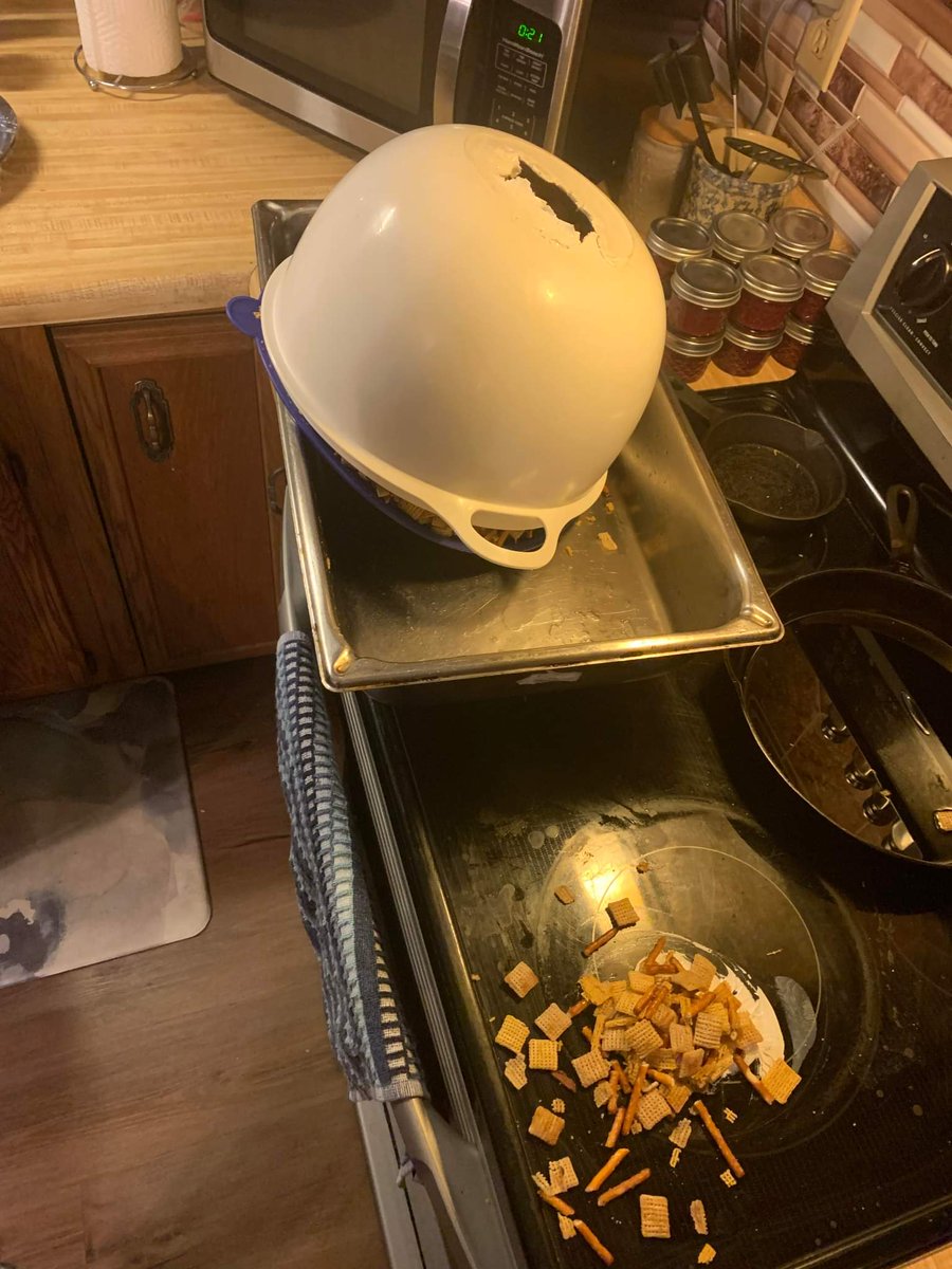 Diane_Jr's tweet photo. Oops!  Seems my Thatsa Bowl has fought the good fight ... and lost.  RIP favorite Thatsa Bowel.  Now to find someone that sells @TupperwareWW https://t.co/c5bKJuCtRz