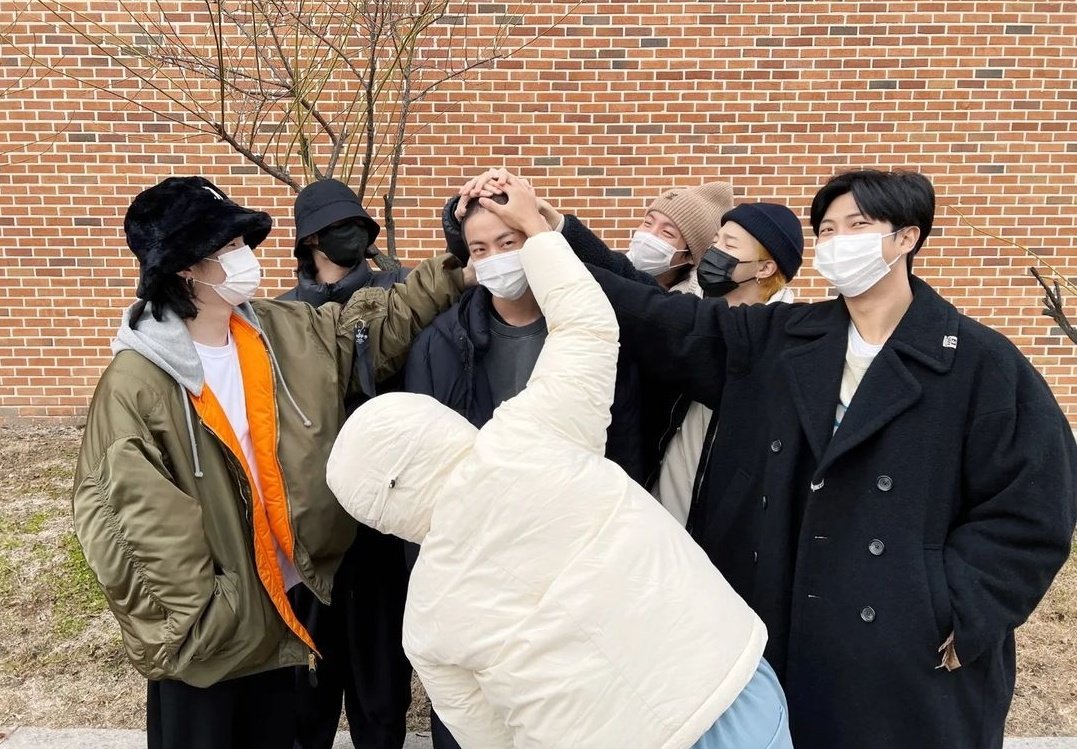 Lagretastar87's tweet photo. I CANT STOP CRYING!!!! ๐ญ๐ญ๐ญ๐ญ
OT7 SELCA!!!! #ot7selca #apobangpo #SEOKJIN #BTS #BTS_twt https://t.co/YojssY7fi0