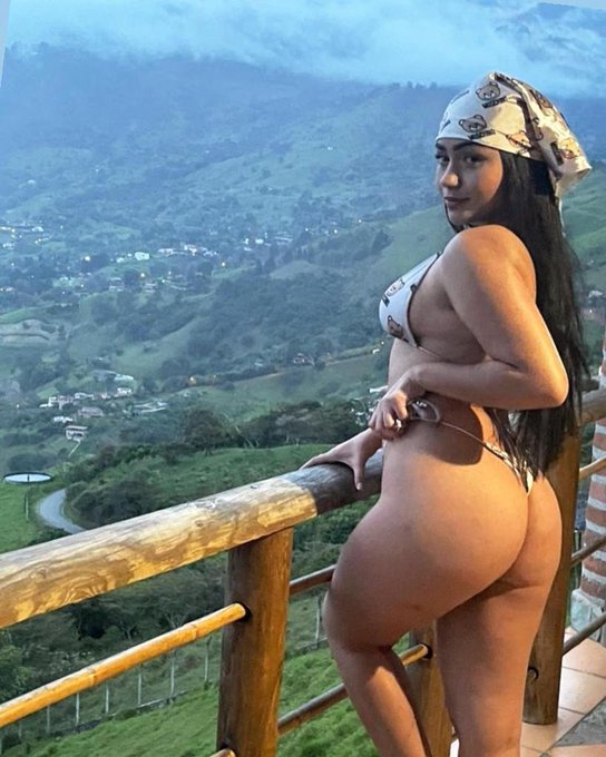 A lot of rumours about colombian asses🍑🍑, but i can bet that you never saw one closely🧐🧐. Now it`s your