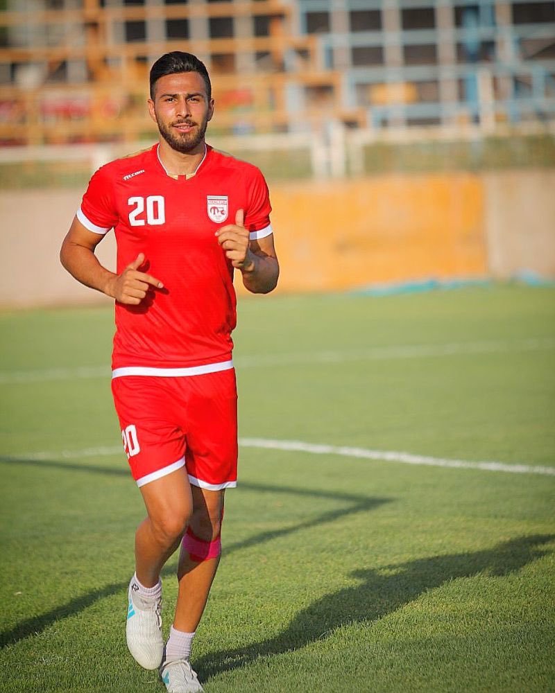 Misdadig regime van #Iran ontziet werkelijk niemand. Nu ook profvoetballer #AmirNasrAzadani (trots van Iraans volk) ter dood veroordeeld; alleen omdat hij demonstreerde voor vrijheid. Nu is de weg naar de galg kort, heel kort. Het enige wat zijn leven kan redden is veel LAWAAI.