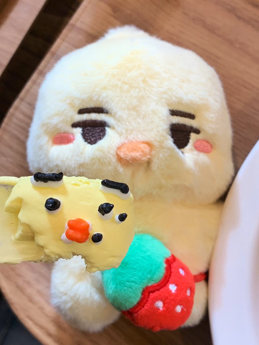 pyeelife's tweet photo. 📍쌔임쌔임

케이크가 정말 귀여웠고 전신거울에 붙어있는 니키의 셀카를 보며 소년의 성장은 정말 아름다운 것이구나.. 하며 눈물을 훔치다 🧎
느낌좋은 폴라도 발견하고 운좋게 선착특전까지 받아서 기분 최고였어여 ㅎㅎ 

#역시_니키밖에_안_보여
#ニキを永遠に愛してる https://t.co/F9DkH0RTcu
