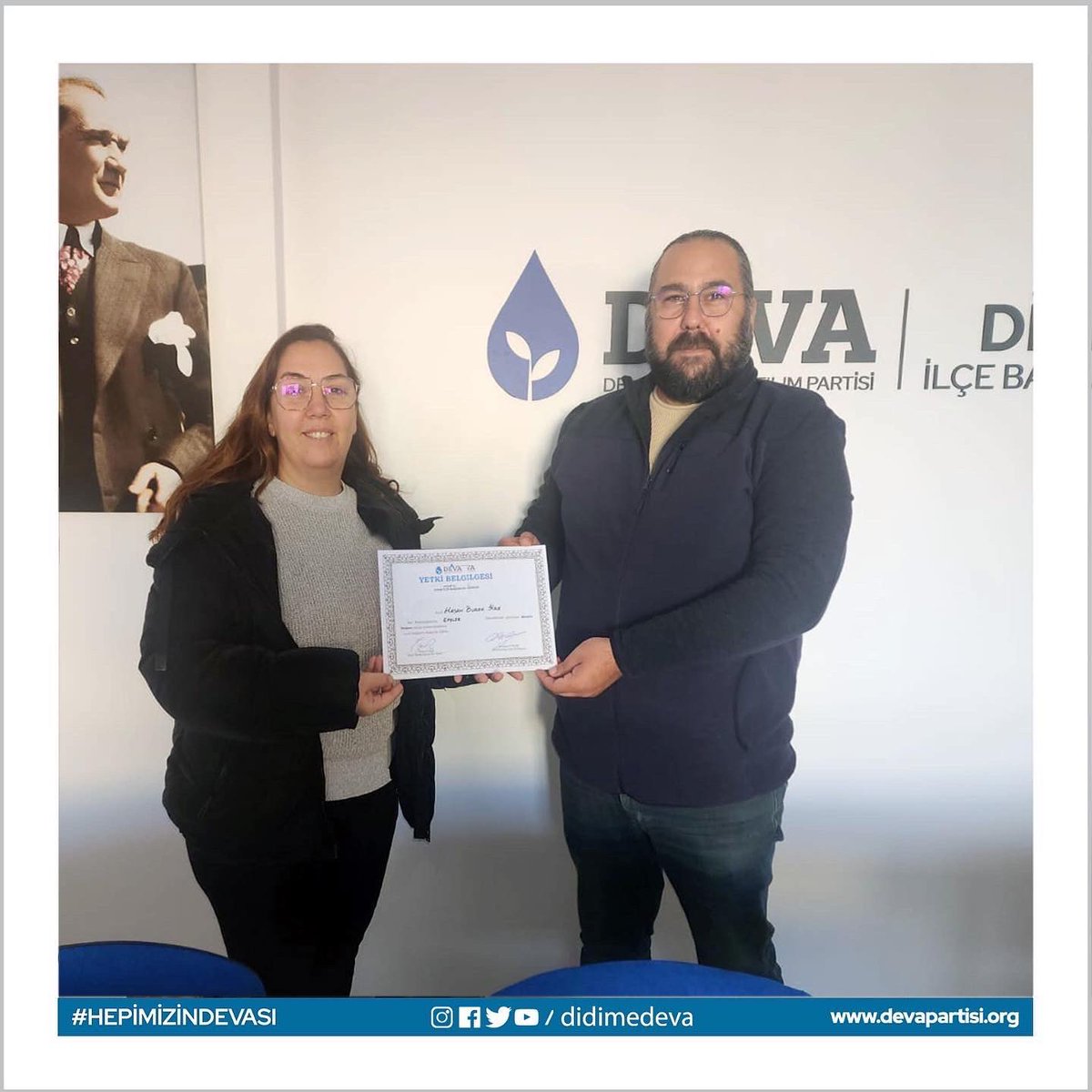 DidimeDevaKadin's tweet photo. Bugün parti ofisimizde yeni atanan mahalle temsilcilerimize yetki belgeleri teslim edilmiştir. Tüm Mahalle Başkanlarımızı tebrik ediyor, yeni görevlerinde başarılar diliyoruz 💧🌱 https://t.co/wFhZXqPRrb
