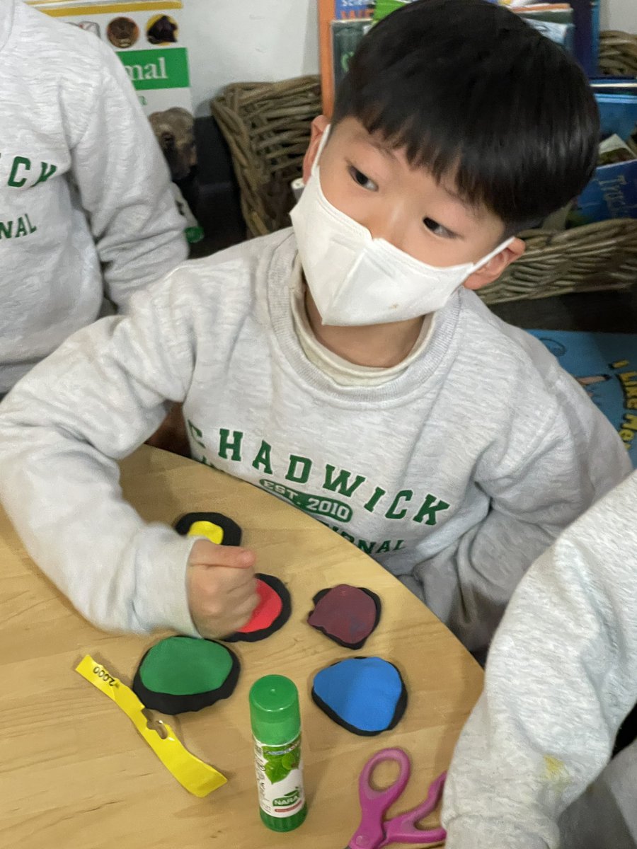 Pushcart Library Club from Upper School leading an activity and serving #kindergarten students as part of their Club #community #agency #action @Intl_Chadwick