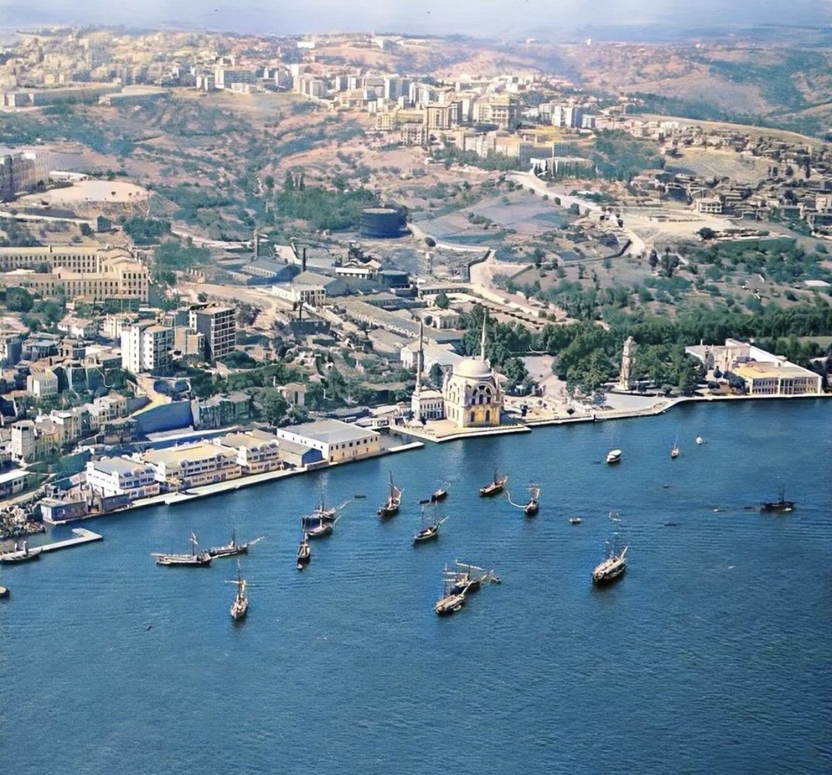 Dolmabahçe ve çevresi, 1934 yılı.. (Renklendirilmiş fotoğraf)