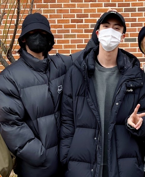 KookjinUniverse's tweet photo. I'm not crying https://t.co/CwNpshcJvt