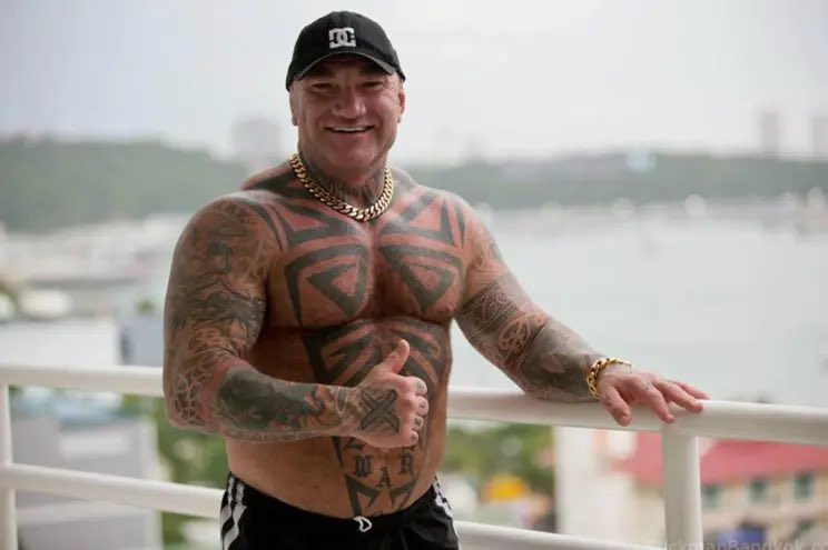 hotdogfev's tweet photo. @bigbossbhutch I would love to watch a sitcom with you and Tim Sharky prowling the streets of Bangkok together #ZENWAR https://t.co/29RmzMITLn