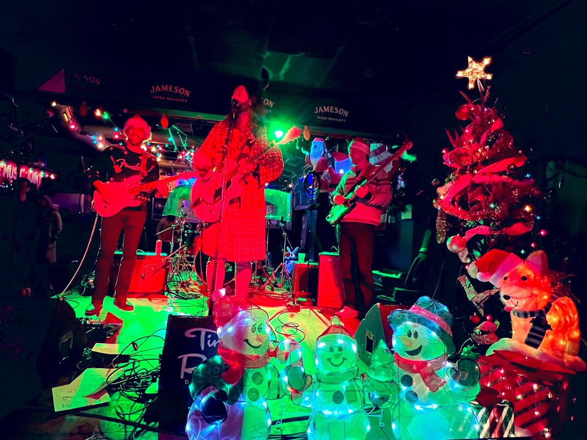 j_Griff06's tweet photo. @iamdrewdixon @TinRoofNash 🎄🎅🏽 https://t.co/Chems6LIYF