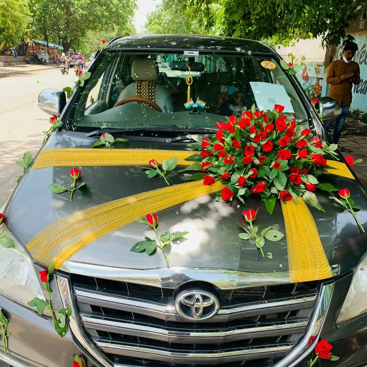 bloomsonlypune's tweet photo. wedding car decoration 👰💍🤵
#cardecorationinpune #flowerdecorationcar #cardecoration #weddings #weddingcar #flowers #decoration #floraldecor #weddingday #Flowerarrangement #cardecor #floraldesign #bigdday #florist #flowerstagram #flowershop #onlineshopping #bridalcar https://t.co/zA0hQjVght