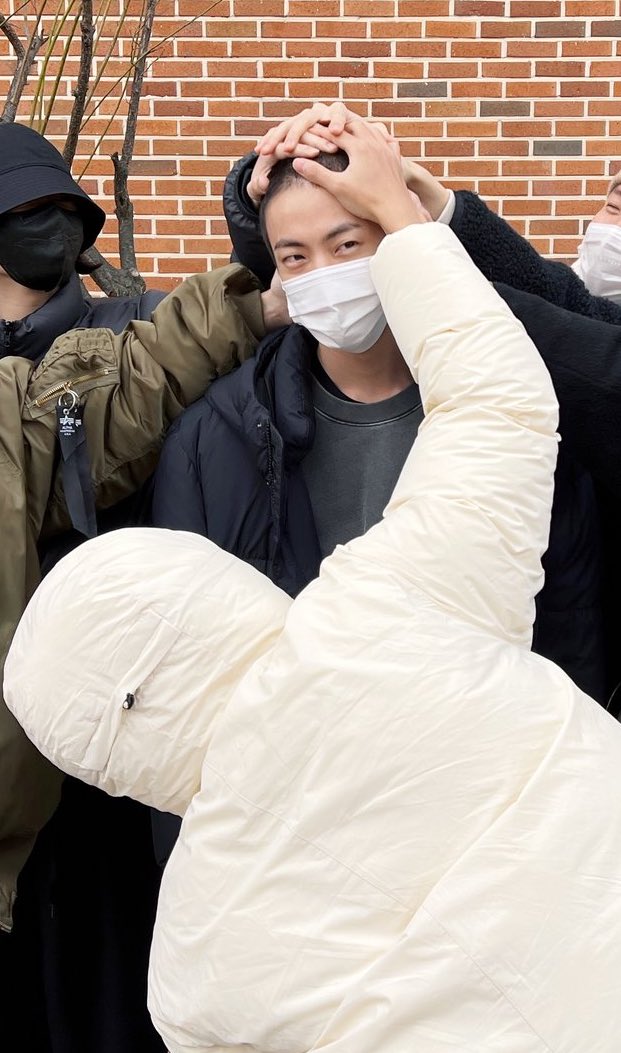 taesjinv's tweet photo. the fact that taehyung’s hand is underneath everyone’s 😭 https://t.co/LYHJwz9bKV