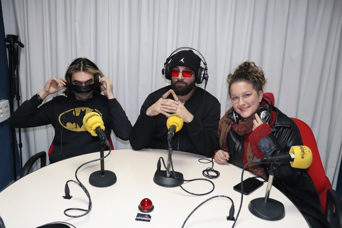 RADIO COMPAÑIA (@radio_molina) on Twitter photo La versión «Santa is coming for us» es el regalo navideño con el que <a href="/el_kamarote/">El Kamarote</a> felicita estas fechas con disfraces y decoración navideña digna de un largometraje estadounidense.
acortar.link/DmIcLk La versión «Santa is coming for us» es el regalo navideño con el que <a href="/el_kamarote/">El Kamarote</a> felicita estas fechas con disfraces y decoración navideña digna de un largometraje estadounidense.
acortar.link/DmIcLk