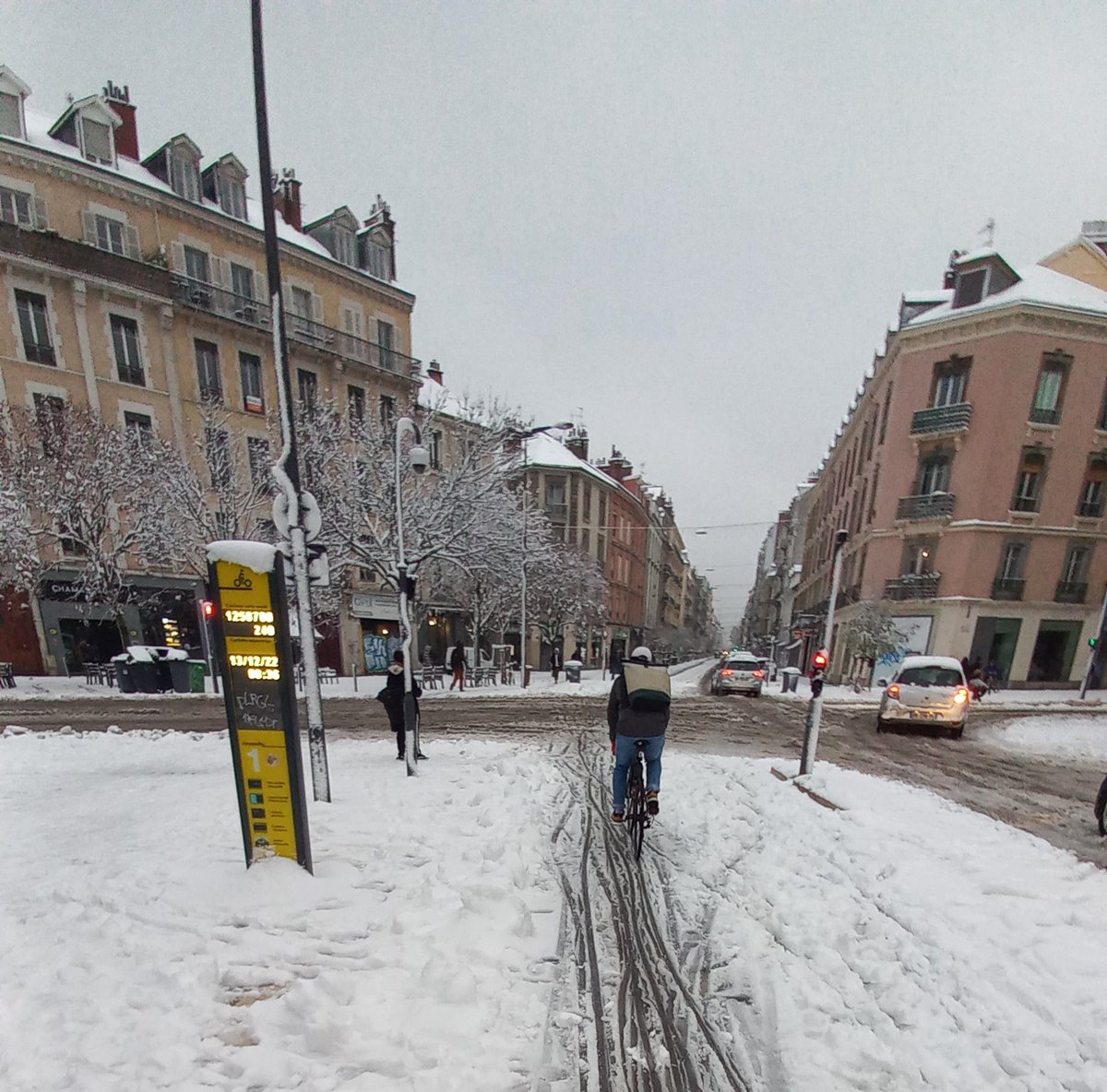 Salut <a href="/CompteurLafont/">Compteur Lafontaine</a>, pas trop mouillé ?🙃

Prudence ami.e.s grenoblois.e.s, ça passe plutôt bien, sauf par endroits qui commencent à tasser/geler.

Et les rails du tram bien traîtres aussi🙃