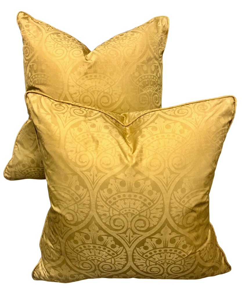Vintage Gold Fortuny Pillows, Pair

l8r.it/T7gg

#brennervaldezantiques #1stdibs #1stdibsdealer #goldfortunypillows #fortunypillows #fortunypillow #1950spillows #italianpillows #designerpillows #fortuny #tampadesigner #luxurylifestyle #interiordesign