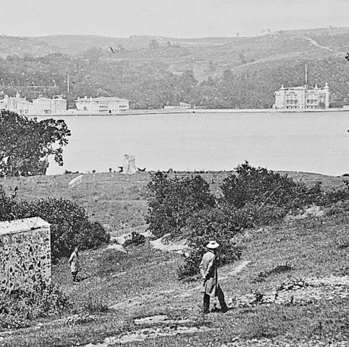 eskidenist66's tweet photo. Beykoz sırtlarından Boğaziçi’ne bakış. 1884 yılı. Fotoğraf: Basile Kargopoulo. (Via: Resimli Tarih/Instagram) https://t.co/ptKQTHC8KM