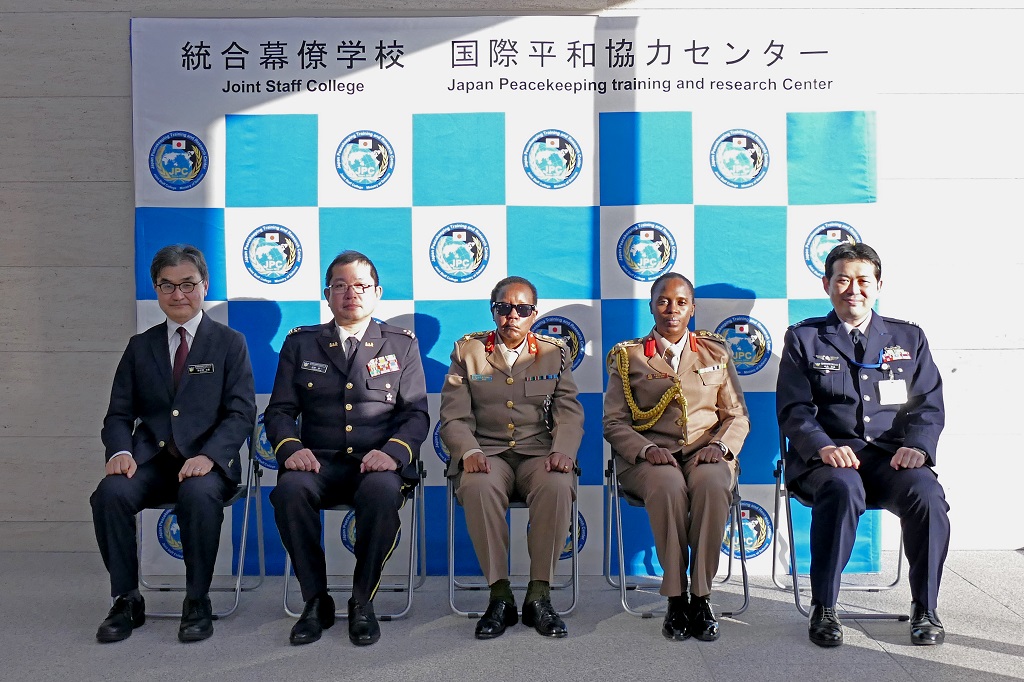 Joint_Staff_Col's tweet photo. 12月2日(金)、 #国際平和協力センター に #ケニア国際平和支援訓練センター 学校長 ジョイス・シテネイ准将が来訪され、当センターによる概要説明、意見交換等を行いました。詳細については当センターHPをご覧下さい。
https://t.co/4jDk2DXfBi
#防衛省 #統合幕僚学校 #JPC #ケニア #IPSTC https://t.co/60Fl6V8l4w