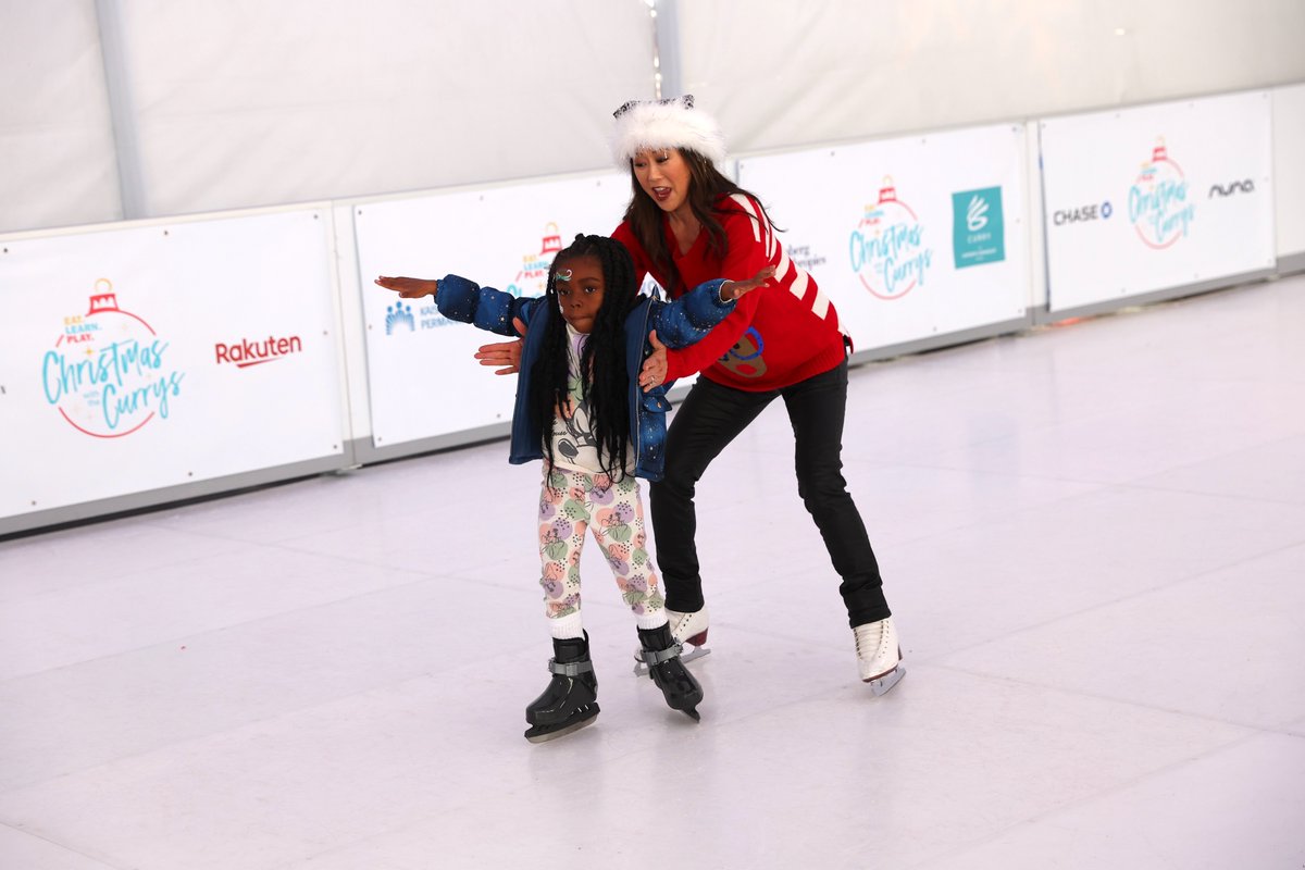 eatlearnplay's tweet photo. Eat. Learn. Play. &amp; our village of partners &amp; volunteers joined @StephenCurry30 &amp; @ayeshacurry at the 10th #ChristmasWithTheCurrys. Thanks to sponsors, including @kpthrive &amp; @Workday, 500 Oakland families celebrated the holidays &amp; took home laptops, books, meals, toys &amp; more! https://t.co/Hw6XMDjg5Y