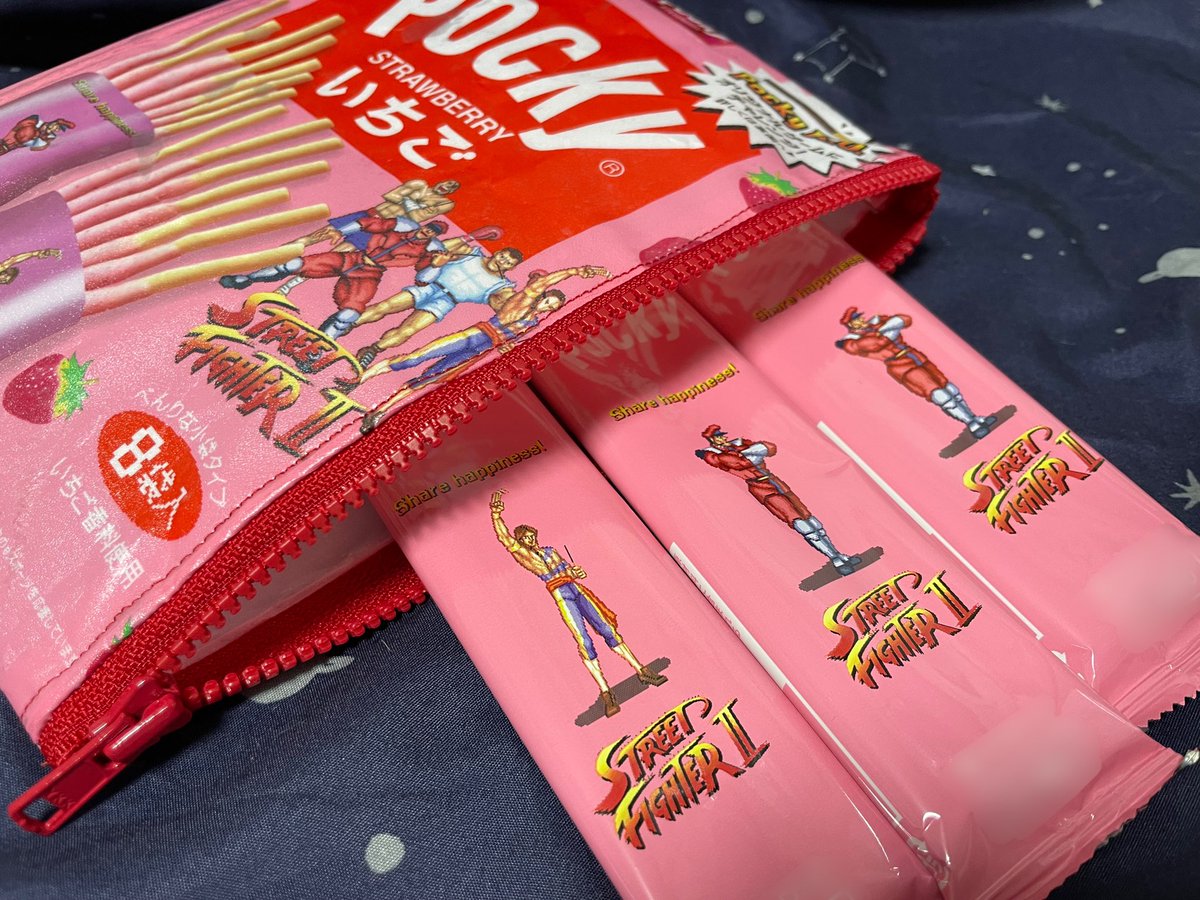 odamaki_623's tweet photo. ポッキーの大袋が可愛すぎるのでポーチにしてみた！両面スト2柄で底にもポッキー🍫🍓
ビニール加工するのが大変だった〜！
小袋もどうにか出来ないか考え中… https://t.co/cmYEoYoTIK