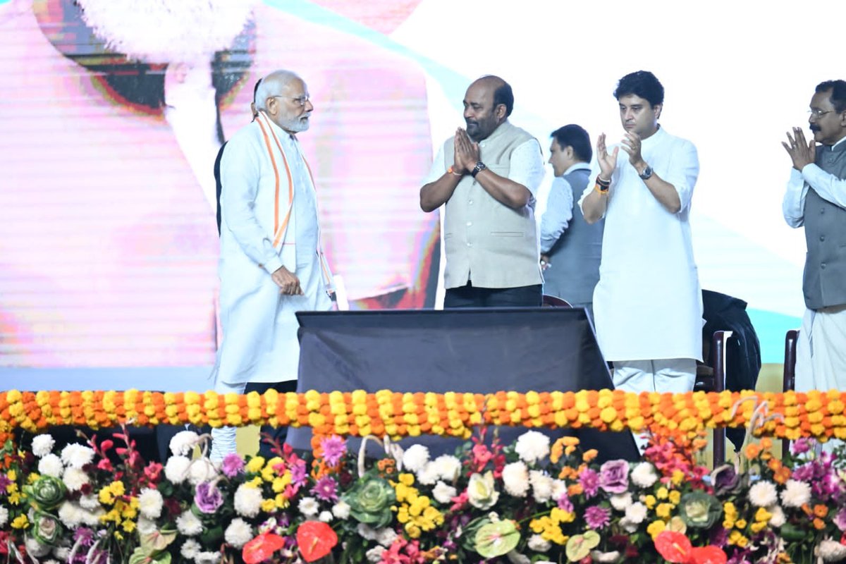 TendulkarBJP's tweet photo. Hon'ble PM Shri Narendra Modi Ji inaugurated Goa International Airport, Mopa. The state-of-the-art airport will significantly improve connectivity as well as boost tourism.
#YevkarModiJi https://t.co/fG8Pn5yysL