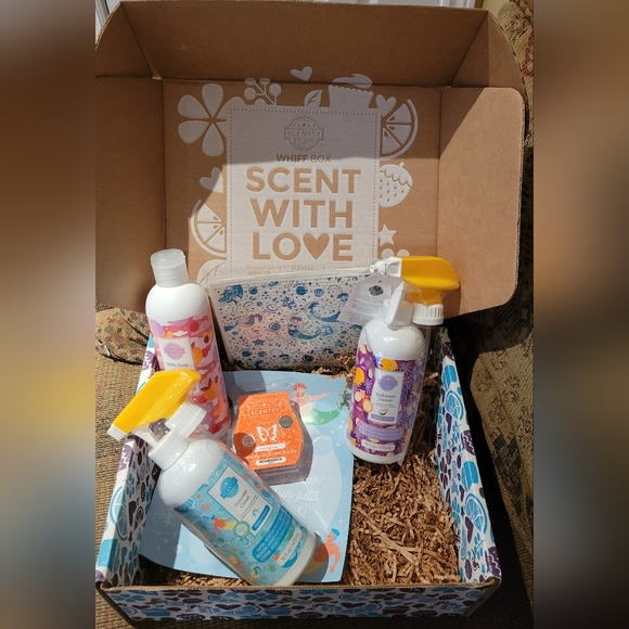 andreacheeky's tweet photo. So good I had to share! Check out all the items I'm loving on @Poshmarkapp #poshmark #fashion #style #shopmycloset #laurahansendesigns #scentsy #stevemadden: https://t.co/skliyY1mAQ https://t.co/mzCp6lgqy6