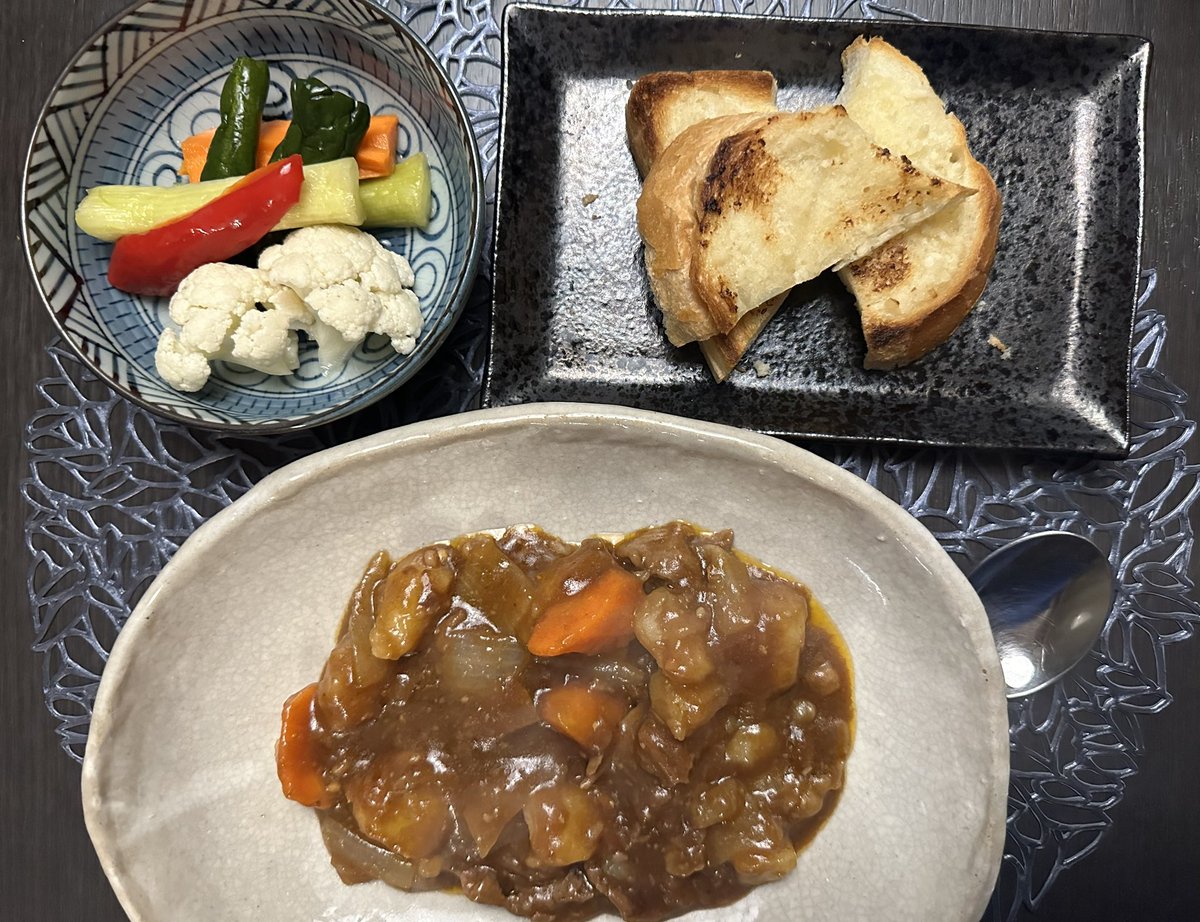 本日のホノルルのおバンザイ
皆さんホノルルマラソンお疲れ様〜〜！少し肌寒いホノルルで冬の定番ビーフシチュー！(とか言って賞味期限切れまじかでルーがお安かったです！)
ビーフシチューを薄切り牛肉で(母が噛み切りやすいように！)
自家製ピクルス/ガーリックトースト
#liveclean