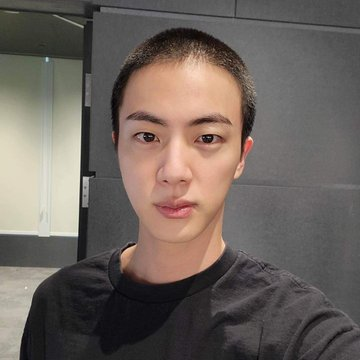 jeon_vantella's tweet photo. 📰| ARMY CUMPLIO SU PROMESA A #JIN:

“Los fans respondieron a la solicitud de la agencia y de Jin. Aunque históricamente muchos fanáticos se reúnen en las bases cuando las celebridades se alistan, muchas ARMY no asistieron (+) https://t.co/kRTX4oYKWp