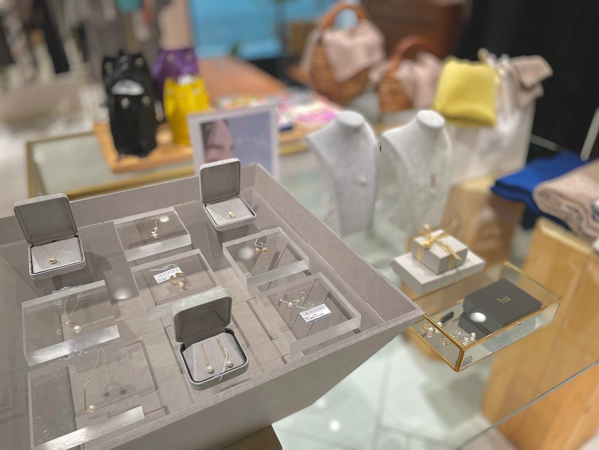 sanyoessentials's tweet photo. 【RAET POP-UP SHOP】
昨年もこの季節にPOP-UPを開催し、大好評だった「#RAET」のアクセサリー。
今年1年頑張った自分へのご褒美。
大切な人への #プレゼント にも…
■POP-UP期間:12/10(土)〜12/25(日)
■店舗:日本橋高島屋SC 名古屋タカシマヤ「SANYO ESSENTIALS」
#クリスマス
#クリスマスギフト https://t.co/jDFVxk9ekW