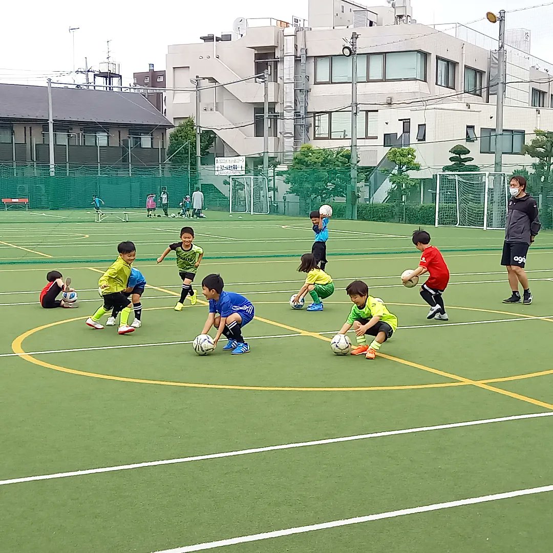 salonista_five's tweet photo. 【スタッフ募集】
小学生フットサルスクールでの指導、育成に関心のある方を募集してます。
【募集要項】
土曜日含む、週2～6日程度働ける方
各曜日、実働5時間程度
勤務地◇草加市、和光市
年齢◇18歳～40歳位
給与◇応相談(経験により)
お気軽にDM又はメール下さい！
salonista.school@gmail.com https://t.co/8U7KkipJZh