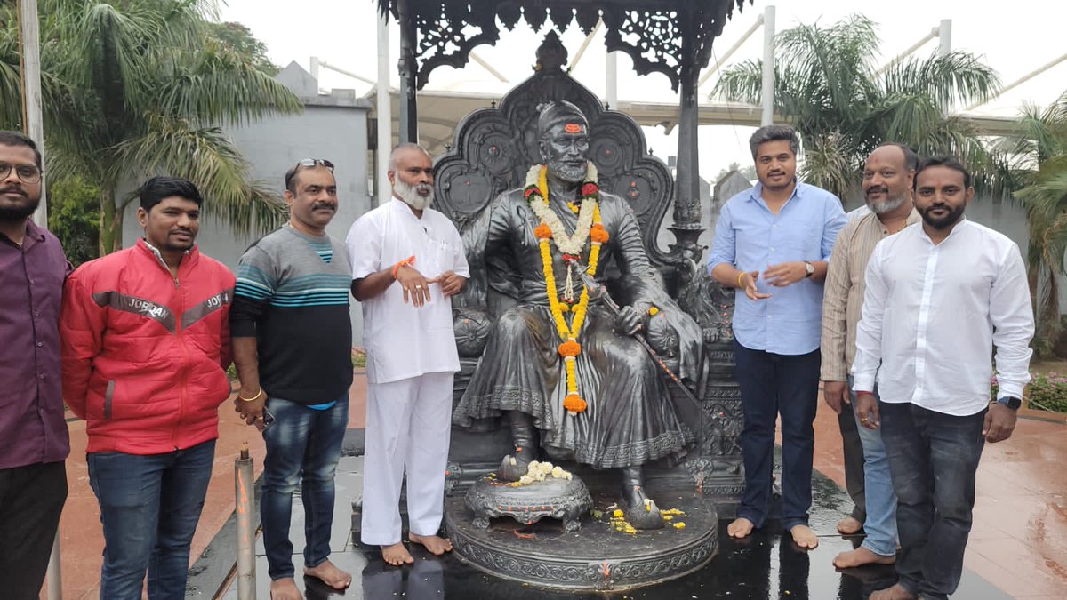 mumbaitak's tweet photo. रोहित पवार बेळगावमध्ये जाऊन छत्रपती शिवाजी महाराजांच्या पुतळ्याला अभिवादन केलं आहे. 

#RohitPawar #Belgaon #Maharashtra @RRPSpeaks https://t.co/2TJSknVMUT